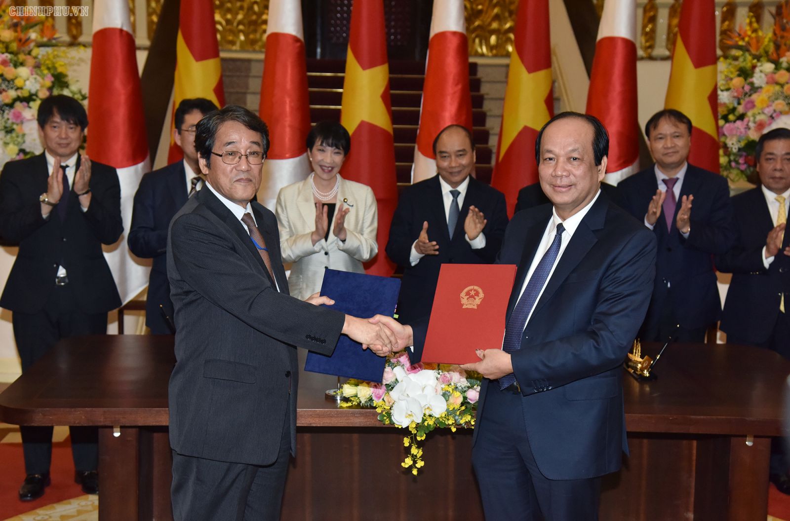 Thủ tướng Nguyễn Xuân Phúc, Bộ trưởng Takaichi Sanae đã chứng kiến Lễ ký Công hàm trao đổi giữa hai Chính phủ Việt Nam và Nhật Bản về Phi dự án “Cung cấp thiết bị phần cứng của Hệ thống thông tin báo cáo Chính phủ” 