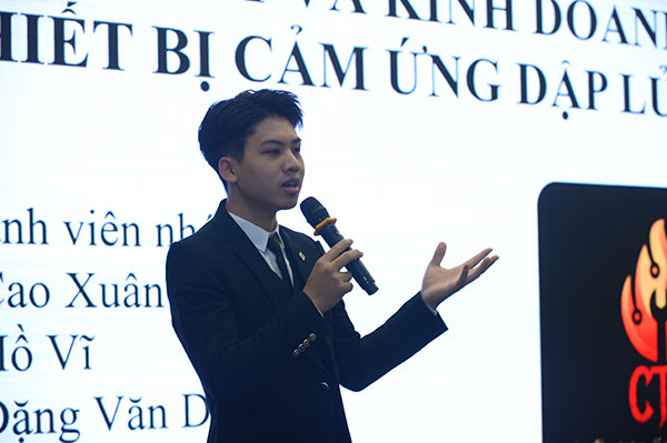 Tác giả Cao Xuân Ninh đại diện thuyết trình dự án.