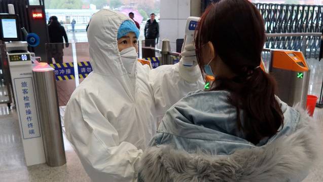 Số người chết vì nhiễm virus corona mới đã lên đến hơn 1.000 người. Ảnh: Reuters