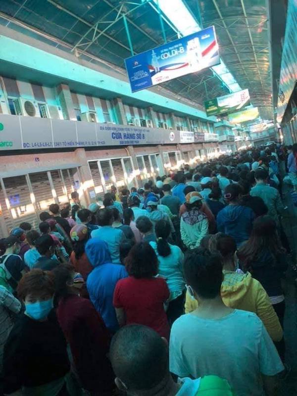  Khi trời còn chưa sáng, hàng ngàn người đổ về chợ thuốc đứng xếp hàng chờ mua khẩu trang