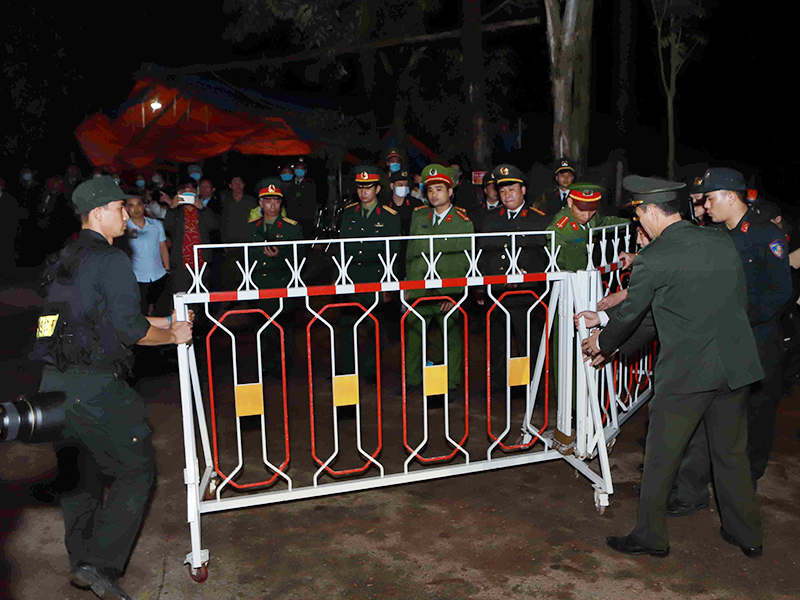 Giám đốc Công an tỉnh Vĩnh Phúc Đinh Ngọc Kha ra lệnh dỡ chốt tại chốt kiểm dịch số 1 xã Sơn Lôi.