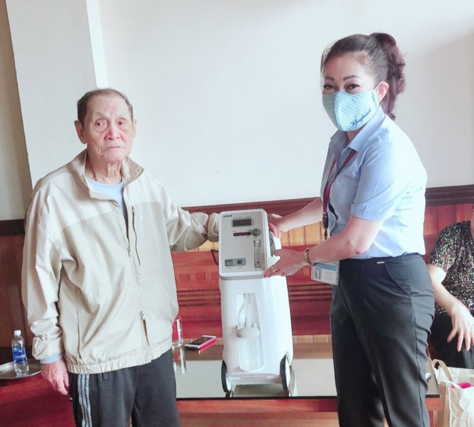 UBND phường Bãi Cháy (TP Hạ Long) tiếp nhận máy thở do gia đình ông Lãnh trao tặng. Ảnh do UBND phường Bãi Cháy cung cấp.