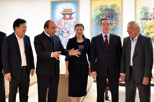 Thủ tướng trao đổi với các đại biểu - Ảnh: VGP/Nhật Bắc