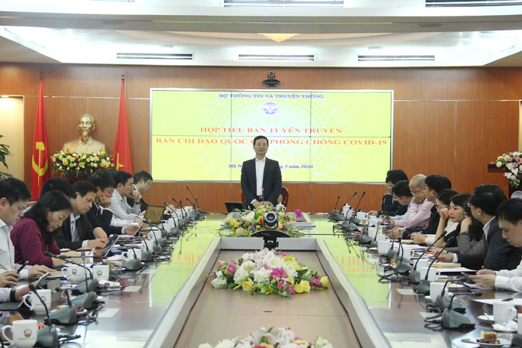 Bộ trưởng Bộ TT&TT Nguyễn Mạnh Hùng kêu gọi cộng đồng doanh nghiệp công nghệ số Việt Nam hãy cùng nhau sáng tạo, cung cấp nhiều các dịch vụ trên nền tảng trực tuyến, từ giáo dục, y tế, mua sắm, giải trí, ...