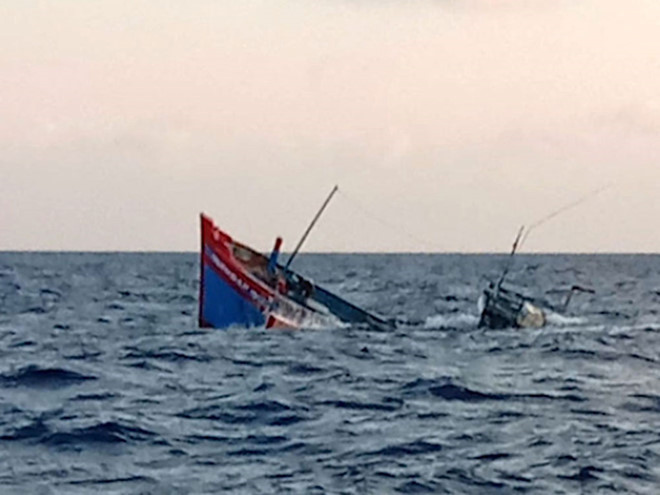 Tàu cá của ngư dân Quảng Ngãi bị đâm chìm