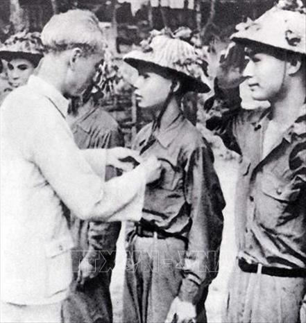 Chủ tịch Hồ Chí Minh thưởng huy hiệu cho các chiến sĩ lập nhiều chiến công trong chiến dịch Điện Biên Phủ. Ảnh: Tư liệu/TTXVN