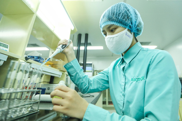 Một kỹ thuật viên kiểm tra chất lượng sản phẩm tại Công ty TNHH MTV Vắcxin và sinh phẩm số 1, Bộ Y tế - Ảnh: NGUYỄN KHÁNH