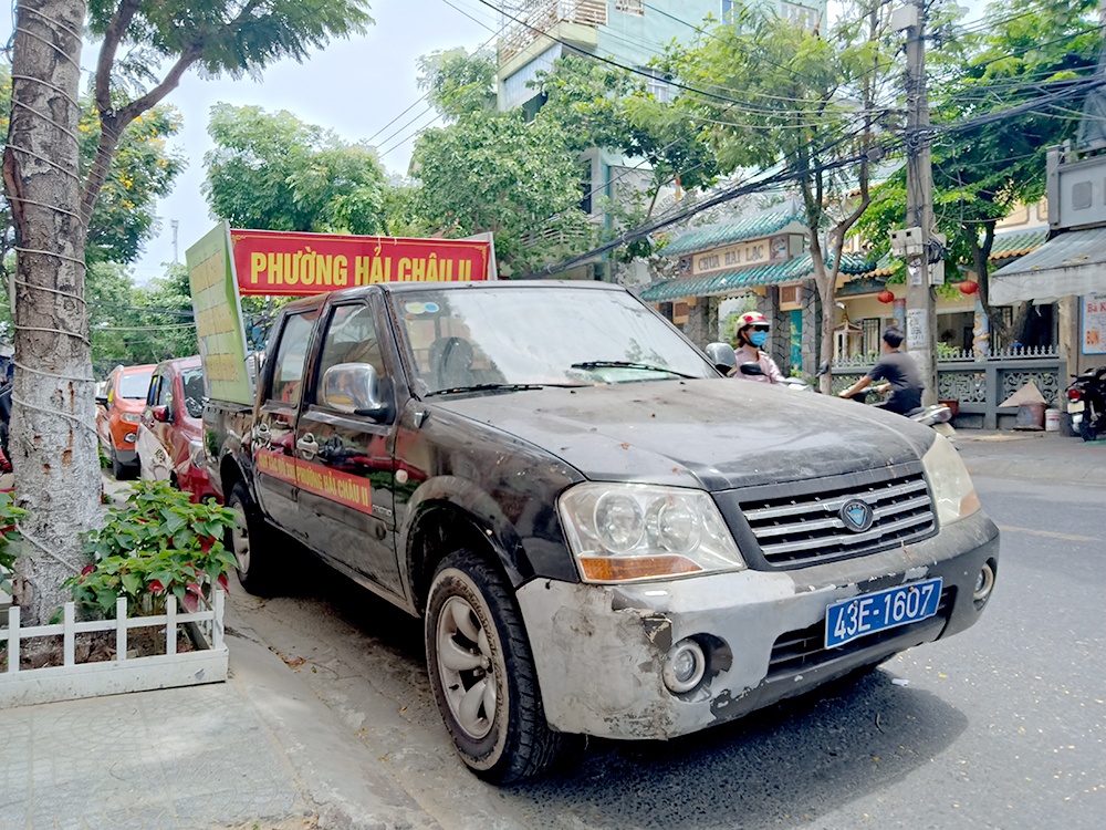 Xe ô tô biển xanh 43E-1607 in logo Kiểm tra quy tắc đô thị phường Hải Châu II hết hạn đăng kiểm chất lượng từ tháng 1/2020 đến nay vẫn hoạt động