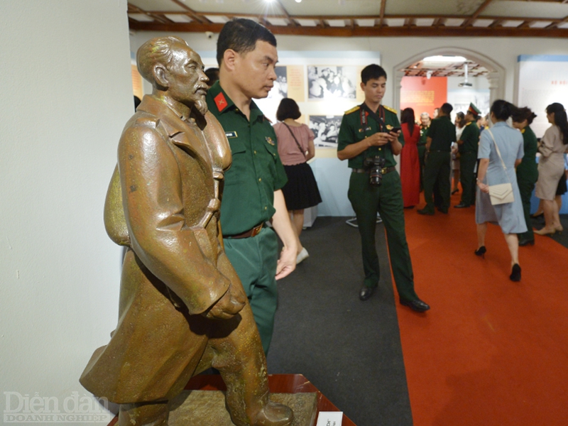 Bức tượng Bác Hồ - Một hiện vật quý tại triển lãm.
