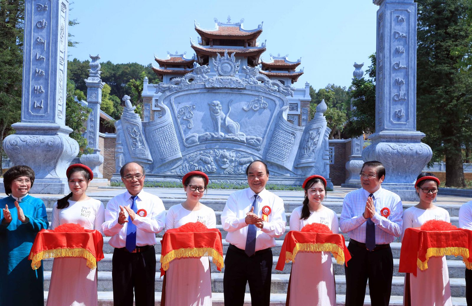 Thủ tướng Nguyễn Xuân Phúc cùng các đại biểu thực hiện nghi thức cắt băng khánh thành Đền Chung Sơn - Đền thờ Gia tiên Chủ tịch Hồ Chí Minh. Ảnh: VGP