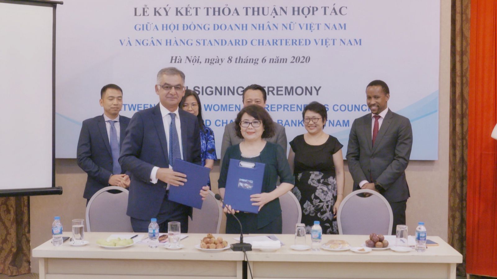 Lễ ký lết thoả thuận hợp tác giữa Hội đồng Doanh nhân nữ Việt Nam (VWEC) và Ngân hàng Standard Chartered Việt Nam