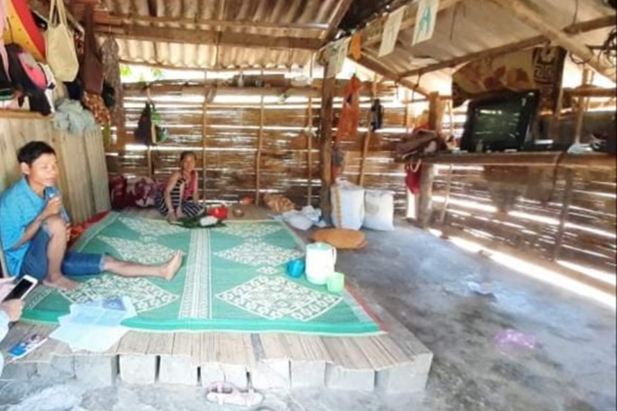 Gia đình ông Lập - một hộ nghèo ở xã Ba Nang - bị thu 50 nghìn đồng/khẩu. Ảnh: VN