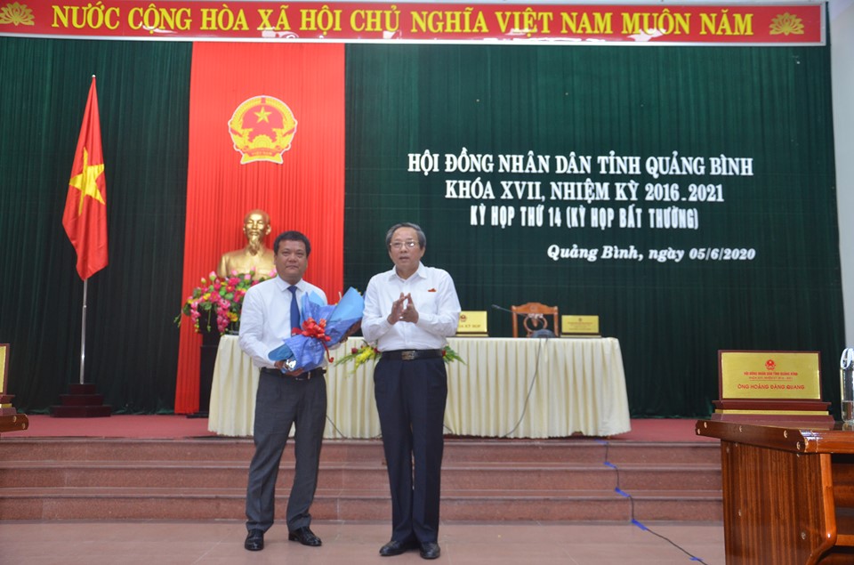 Bí thư Tỉnh ủy Quảng Bình Hoàng Đăng Quang (phải) chúc mừng tân Phó Chủ tịch UBND tỉnh Trần Phong