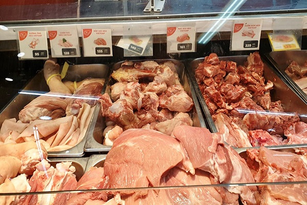 Mặc dù đã nhập khẩu nhưng giá thịt heo trong nước gần gấp đôi so với thịt nhập khẩu. 