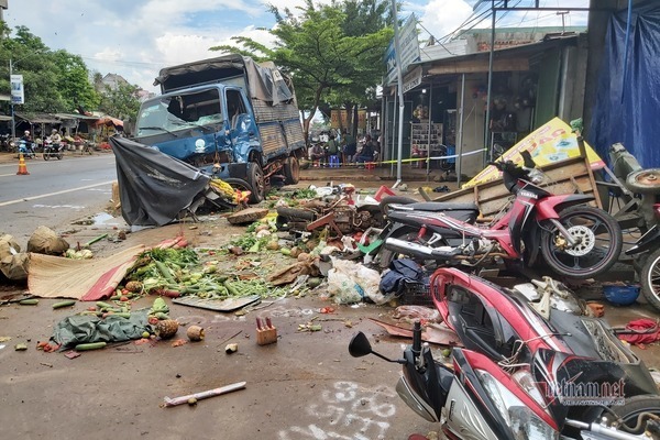 Hiện trường vụ tai nạn đặc biệt nghiêm trọng tại Đắk Nông - Ảnh Vietnamnet
