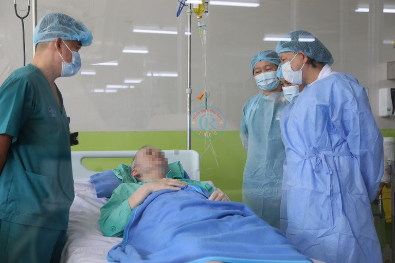 Lãnh đạo Bệnh viện Chợ Rẫy thăm bệnh nhân nhiễm Covid-19 thứ 91- phi công người Anh sáng 22.6 ẢNH: BỆNH VIỆN CUNG CẤP