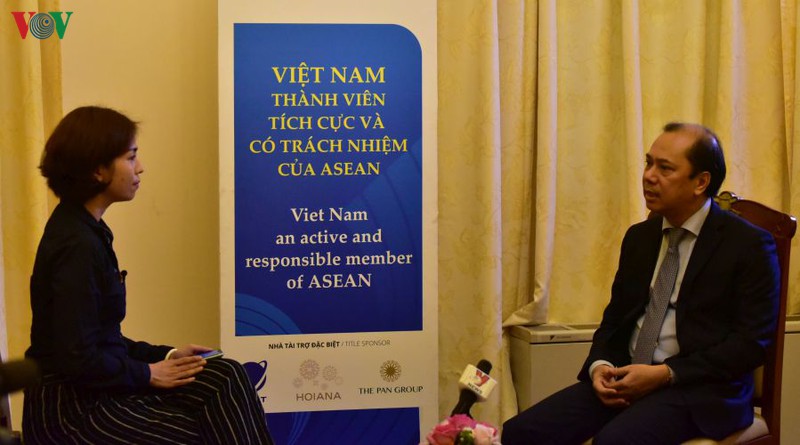 Thứ trưởng Bộ Ngoại giao, Trưởng SOM ASEAN Nguyễn Quốc Dũng (phải) trả lời phỏng vấn của báo chí.
