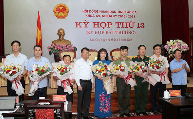 Bà Giàng Thị Dung, tân Phó Chủ tịch UBND tỉnh và các Ủy viên UBND tỉnh Lào Cai mới được HĐND tỉnh bầu.