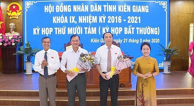 Ông Lâm Minh Thành (thứ 2 từ phải qua) nhận hoa chúc mừng của lãnh đạo tỉnh Kiên Giang
