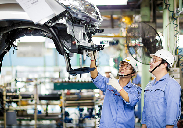 Các chuyên gia kiểm tra sản phẩm tại nhà máy Toyota Việt Nam (KCN Phúc Yên).