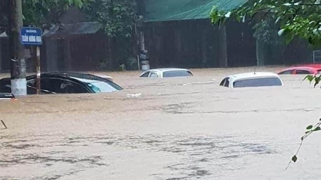 Nhiều ô tô trên đường Trần Hưng Đạo (TP.Hà Giang) bị nhấn chìm trong nước. Ảnh: Thanh Niên