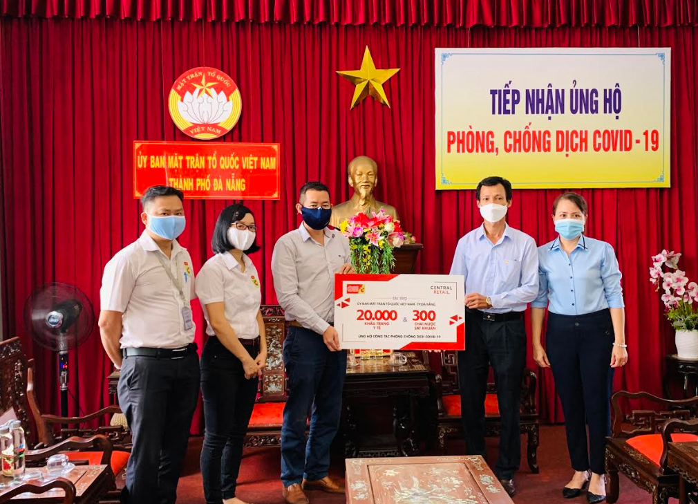 Đại diện Central Retail trao tặng khẩu trang và nước sát khuẩn ủng hộ Đà Nẵng.