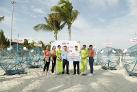 Central Retail tại Việt Nam tặng 35 mô hình “Cá voi ăn rác thải nhựa” cho các tỉnh ven biển