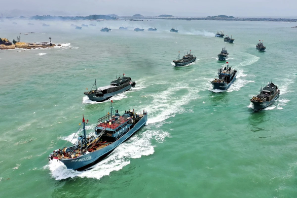 Tàu cá Trung Quốc luôn ra khơi theo từng nhóm lớn - Ảnh chụp màn hình SCMP