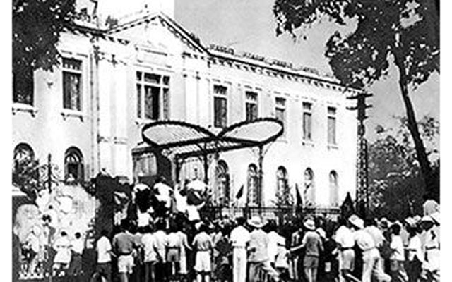Ngày 19-8-1945, Tổng khởi nghĩa ở Hà Nội, các lực lượng quần chúng cách mạng đánh chiếm Bắc Bộ Phủ (Ảnh tư liệu: Bảo tàng Lịch sử quốc gia)