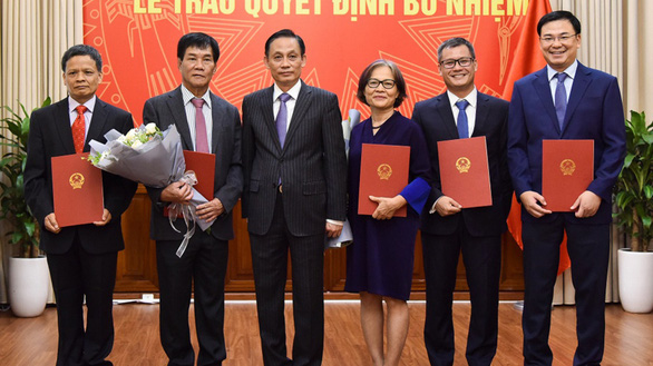Thứ trưởng Bộ Ngoại giao Lê Hoài Trung (thứ ba từ trái qua) cùng các chuyên gia được đề cử vào danh sách trọng tài viên và hòa giải viên theo UNCLOS 1982 hôm 27/7/2020 - Ảnh: TG&VN