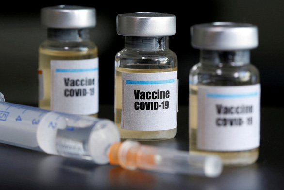 Thế giới sẽ không có đủ vắc xin COVID-19 trong hơn một năm tới - Ảnh: REUTERS
