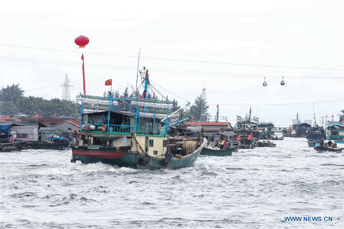 Tàu cá ở thị trấn Xincun, tỉnh Hải Nam ra khơi hôm 16-8. Ảnh: Tân Hoa Xã