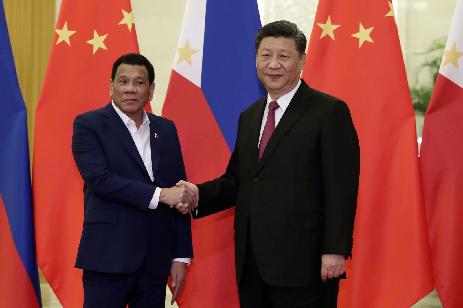 Tổng thống Philippines Rodrigo Duterte chụp ảnh với Chủ tịch Trung Quốc Tập Cận Bình tại Đại lễ đường Nhân dân ở Bắc Kinh vào tháng 4 năm ngoái. Ảnh: AP