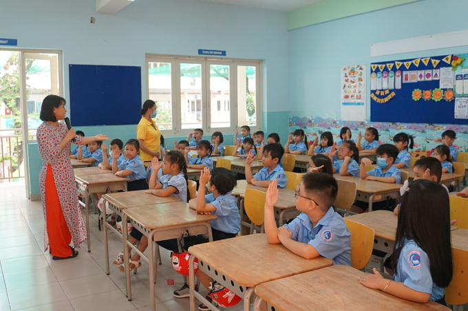 Học sinh lớp 1 trường Tiểu học Đinh Tiên Hoàng, quận 1 trong buổi học đầu tiên năm học 2020-2021. Ảnh: Mạnh Tùng.