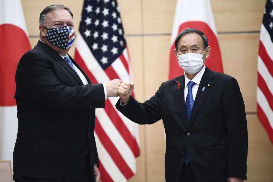 Thủ tướng Nhật Bản Yoshihide Suga, bên phải và Ngoại trưởng Mỹ Mike Pompeo, bên trái, chào hỏi trước cuộc gặp của họ tại văn phòng thủ tướng ở Tokyo, Thứ Ba, ngày 6 tháng 10 năm 2020