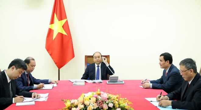 Thủ tướng Nguyễn Xuân Phúc điện đàm với Thủ tướng Nhật Bản Suga Yoshihide. (Ảnh: VGP)