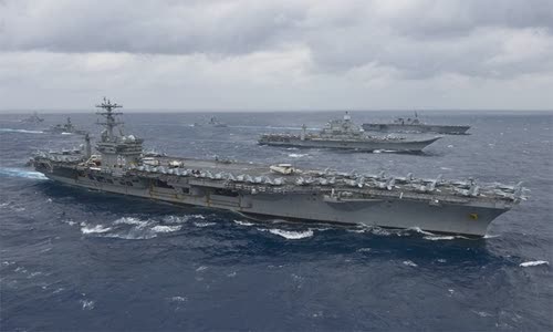USS Nimitz (phía trước) cùng các tàu chiến của Ấn Độ và Nhật Bản tham gia cuộc diễn tập ở Malabar, tháng 7.2017 Ảnh: AFP