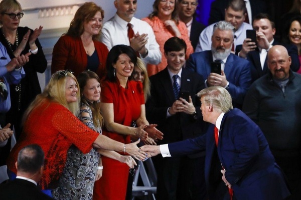 Tổng thống Donald Trump gặp gỡ người ủng hộ