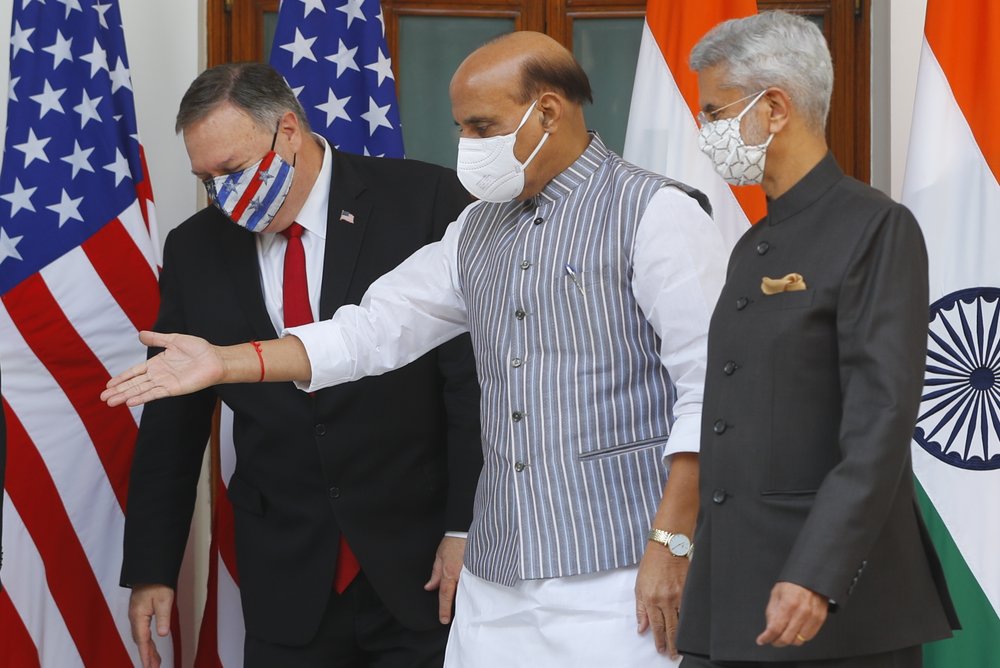 Bộ trưởng Quốc phòng Ấn Độ Rajnath Singh, đứng giữa, cử chỉ về phía Ngoại trưởng Mỹ Mike Pompeo, trái, và Ngoại trưởng Ấn Độ Subrahmanyam Jaishankar, phải, đứng bên cạnh ông, trước cuộc gặp của họ tại Nhà Hyderabad ở New Delhi, Ấn Độ, Thứ Ba, 27 tháng 10 Năm 2020. Trong cuộc hội đàm hôm thứ Ba với những người đồng cấp Ấn Độ, Pompeo và Esper sẽ ký một thỏa thuận mở rộng chia sẻ thông tin vệ tinh quân sự và nhấn mạnh sự hợp tác chiến lược giữa Washington và New Delhi nhằm chống lại Trung Quốc. (Adnan Abidi / Pool qua AP)