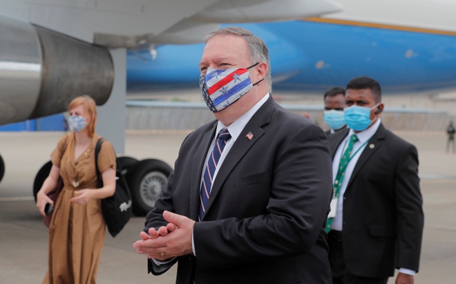 Ông Pompeo chuẩn bị lên máy bay đến Maldives từ Sri Lanka hôm 28/10. Ảnh: Reuters.