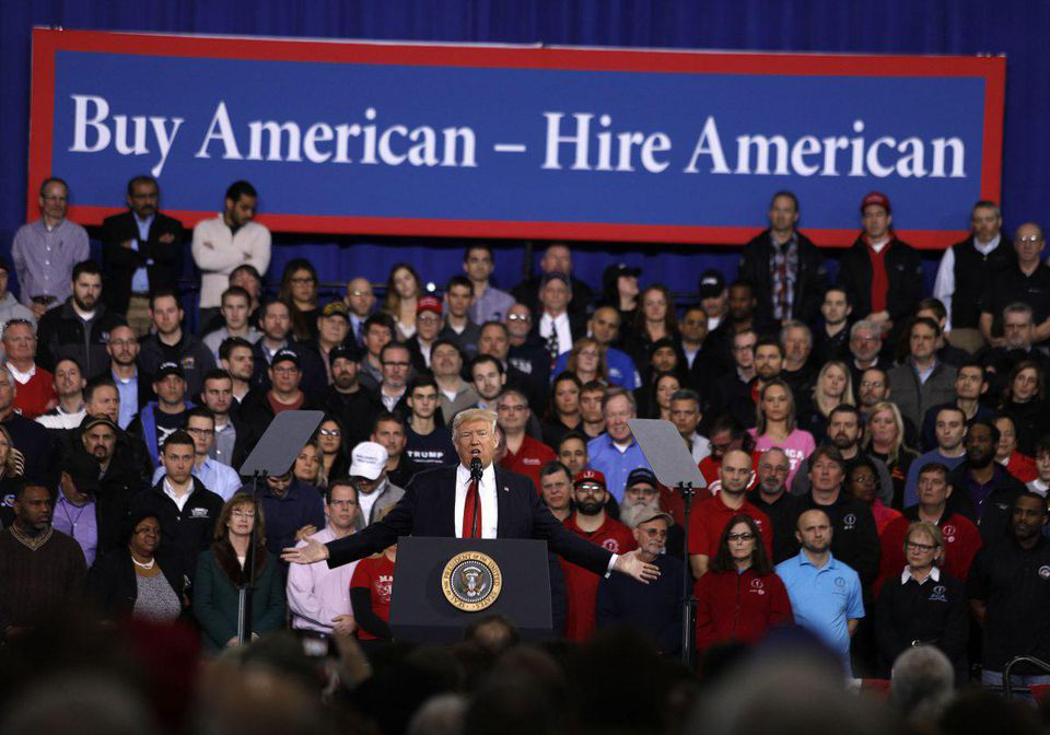 Tổng thống Mỹ Donald Trump phát biểu trước các công nhân ngành công nghiệp ôtô tại Ypsilanti, bang Michigan vào tháng 3/2017, khẳng định ưu tiên của ông là tạo điều tiện thúc đẩy ngành sản xuất và giảm tình trạng 