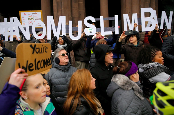 Người biểu tình tuyên bố # Không Cấm Hồi giáo trong Cuộc biểu tình chống Lệnh cấm Hồi giáo và Chống Nhập cư ở Boston để phản đối lệnh cấm đi lại của Tổng thống Mỹ Donald Trump ở Boston, Massachusetts ngày 29 tháng 1 năm 2017 [Tập tin: Brian Snyder / Reuters]