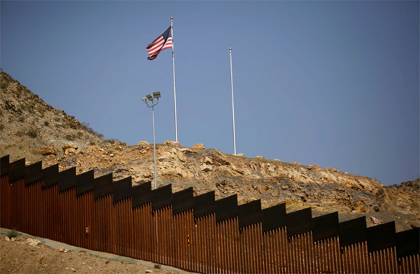 Một đoạn tường biên giới được cho là được xây dựng bằng tiền của những người ủng hộ Trump quyên góp trong chiến dịch huy động vốn từ cộng đồng có tên We Build the Wall được nhìn thấy dọc theo biên giới Mỹ-Mexico ở Ciudad Juarez, Mexico [Jose Luis Gonzalez / Reuters]