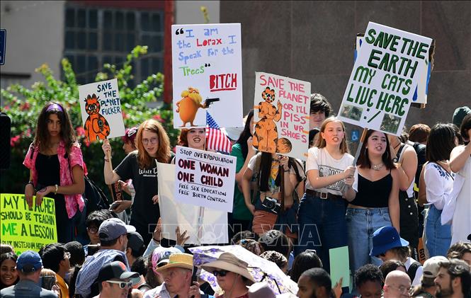 Tuần hành chống biến đổi khí hậu tại Los Angeles, California, Mỹ. Ảnh: AFP/TTXVN