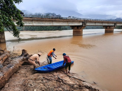 Đưa phương tiện xuống sông Đak Mi tìm nạn nhân mất tích ở Phước Sơn.
