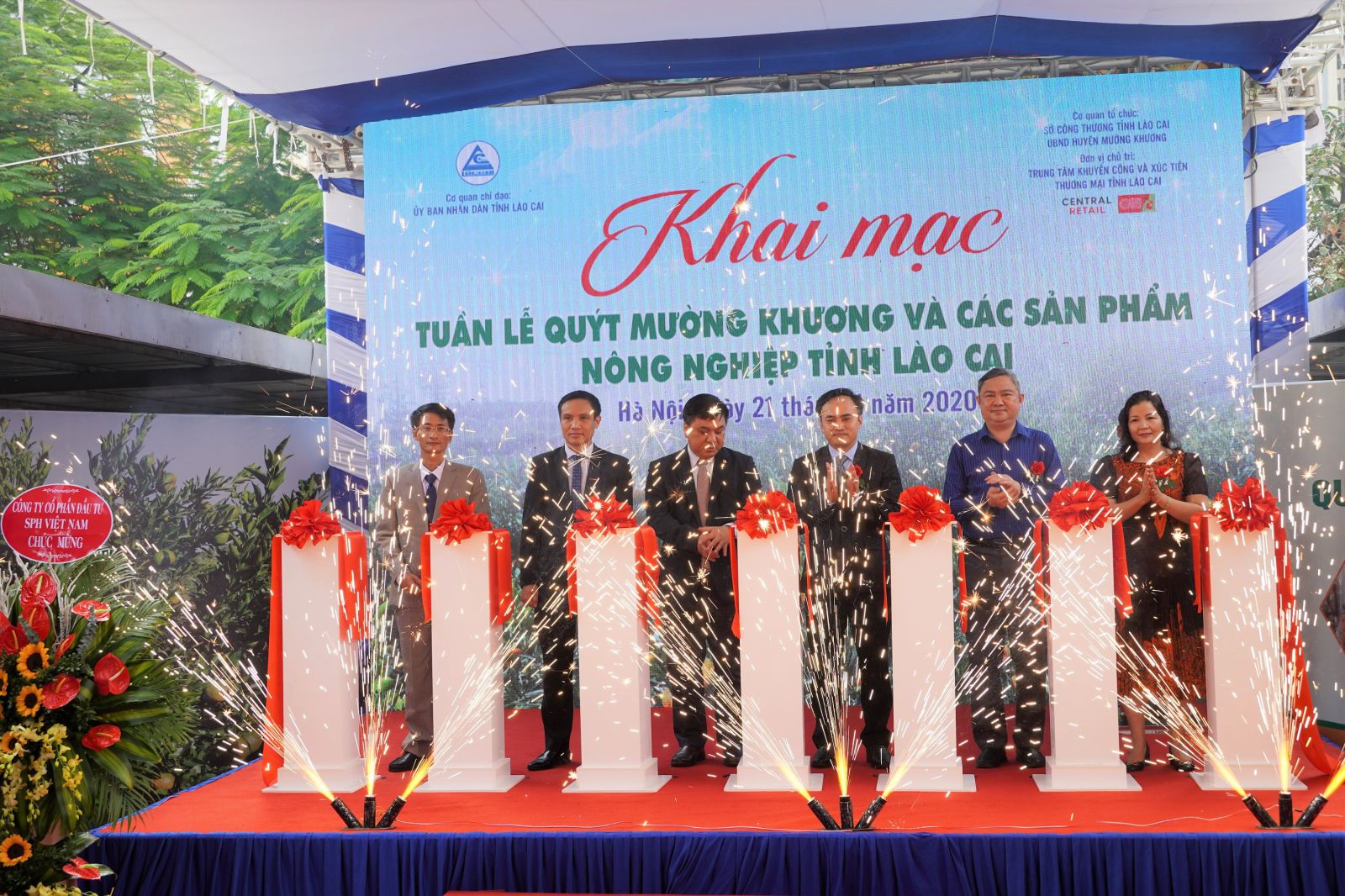 2 Nghi thức khai mạc Tuần lễ Quýt Mường Khương và nông sản tỉnh Lào Cai tại Big C Thăng Long (Hà Nội).jpg