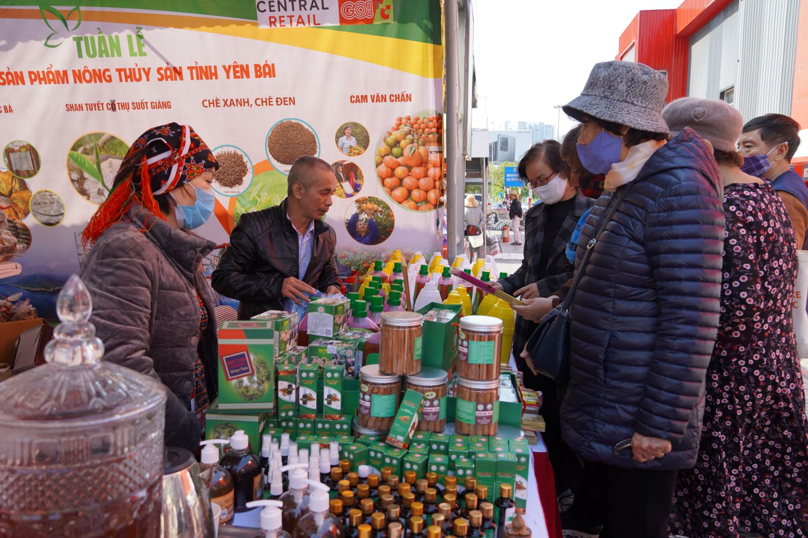 Người dân Thủ đô Hà Nội hào hứng mua sắm đặc sản Yên Bái tại sự kiện.