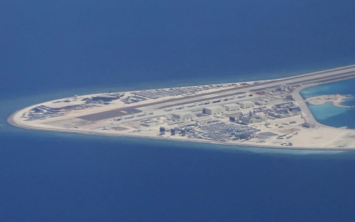 Đường băng và cơ sở quân sự trên đảo nhân tạo do Trung Quốc xây dựng trái phép ở Biển Đông. Ảnh: AP.
