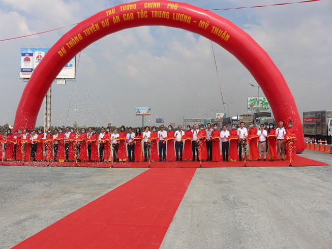 Các đại biểu thực hiện nghi thức cắt băng thông tuyến cao tốc Trung Lương-Mỹ Thuận.