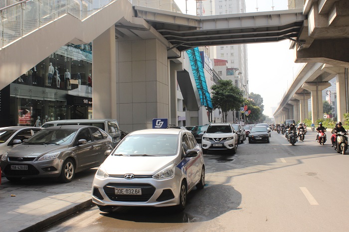 Dưới chân nhà ga Văn Quán tuyến đường sắt đô thị trên cao Cát Linh - Hà Đông bị biến thành bãi đỗ xe tự phát.